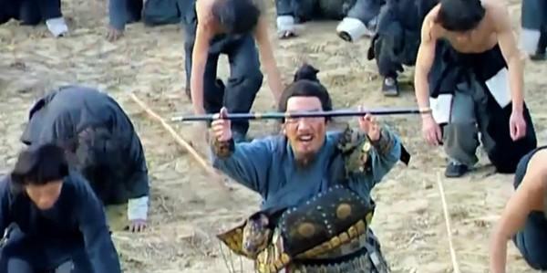 关羽水淹七军擒获的将领是谁