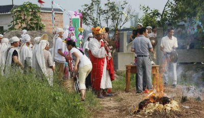 出殡当天不小心回头了怎么化解 出殡的时候不能回头