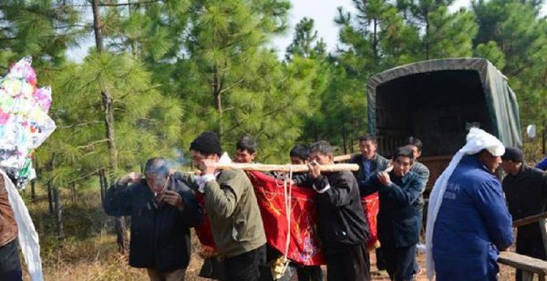 出殡当天不小心回头了怎么化解