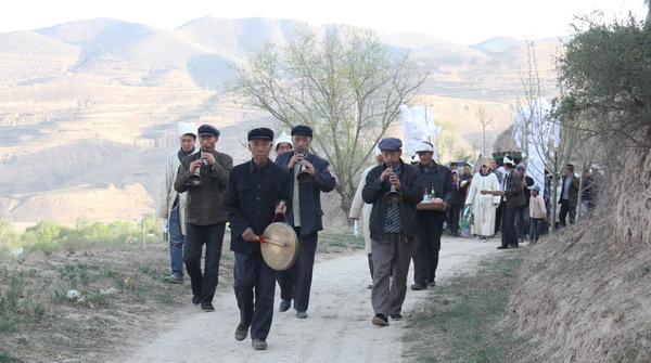 出殡当天不小心回头了怎么化解