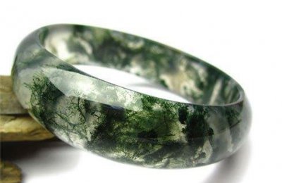 玛瑙和翡翠的区别和价值 怎么区分哪个价更高更贵