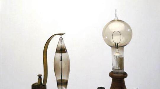 第一个灯泡的发明者是谁