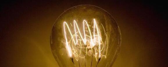 第一个灯泡的发明者是谁