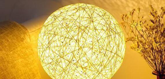 第一个灯泡的发明者是谁