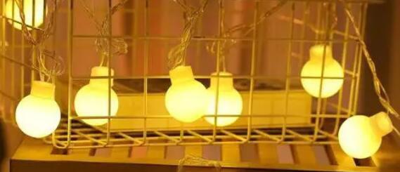 第一个灯泡的发明者是谁