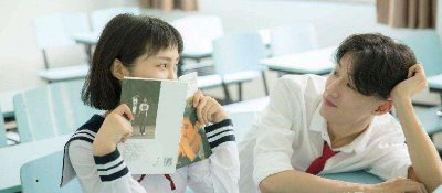 男生喜欢同班女生表现 同班男生暗恋一个女生的表现