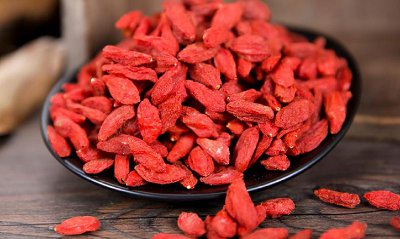 红枸杞和黑枸杞的区别 红枸杞和黑枸杞的功效与作用