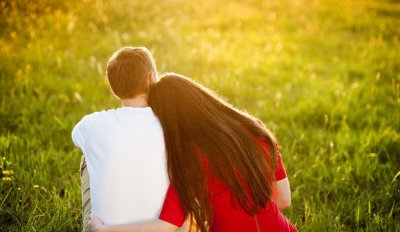 男生其实已经暗示了喜欢你 心理学判断男生喜欢你表现