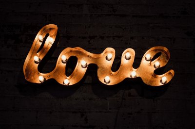 相爱的两个人眼神碰撞就知道 男人看心爱女人的眼神