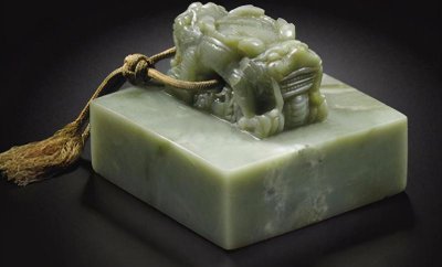 翡翠好还是和田玉好 翡翠与玉的区别 哪个更值得收藏