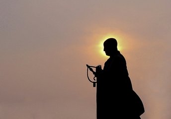 圆寂为什么坐着就死了