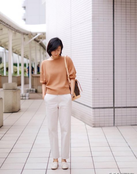 米色裤子配什么颜色上衣