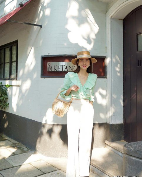 米色裤子配什么颜色上衣