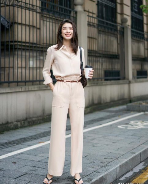 米色裤子配什么颜色上衣