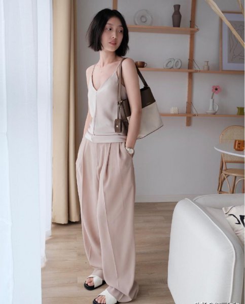 米色裤子配什么颜色上衣