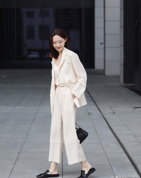 米色裤子配什么颜色上衣