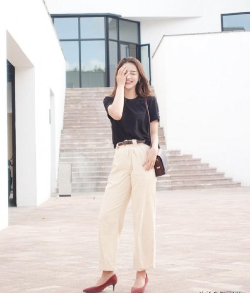 米色裤子配什么颜色上衣