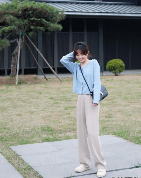 米色裤子配什么颜色上衣