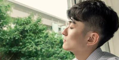 男生会坐在暗恋的女生旁边吗