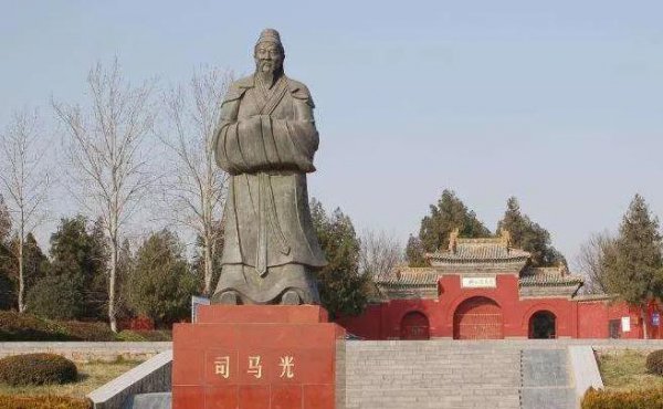 中国第一部编年体史书