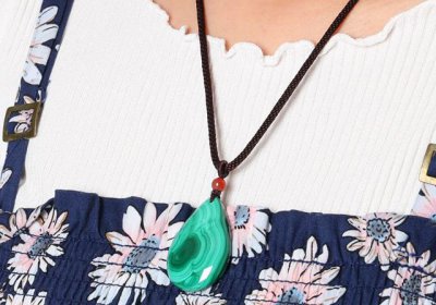 女性佩戴孔雀石好不好 女性戴孔雀石的好处有哪些