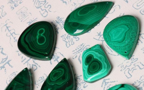 女性佩戴孔雀石好不好