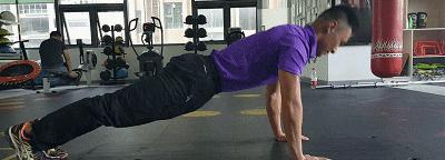 每天30个俯卧撑能练出胸肌吗