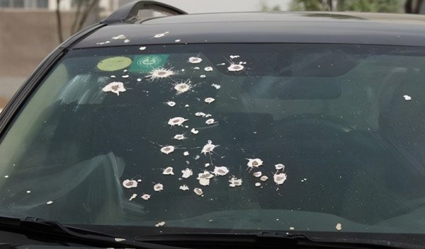 白色车身上有很多斑点怎么清除