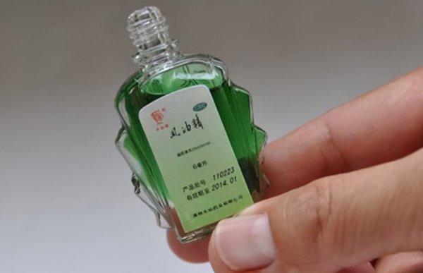 白色车身上有很多斑点怎么清除