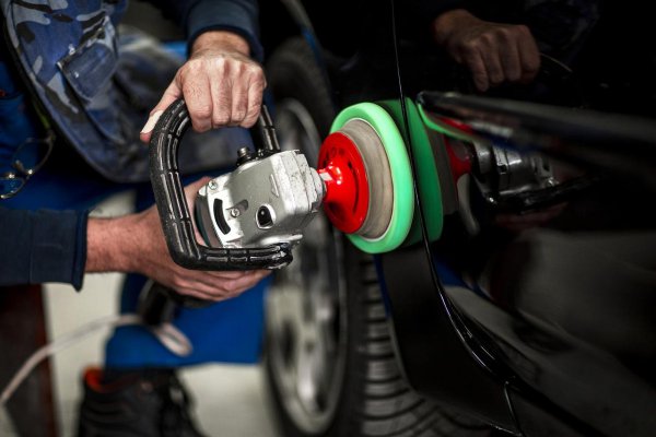 白色车身上有很多斑点怎么清除