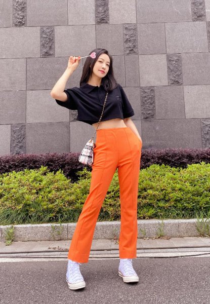 黑色衣服配什么裤子好看