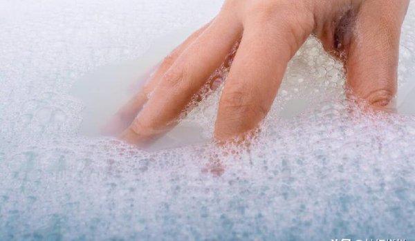 纯棉衣服上的油渍怎么洗掉