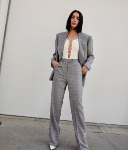 灰色裤子搭配什么颜色上衣 灰色裤子最佳配色上衣