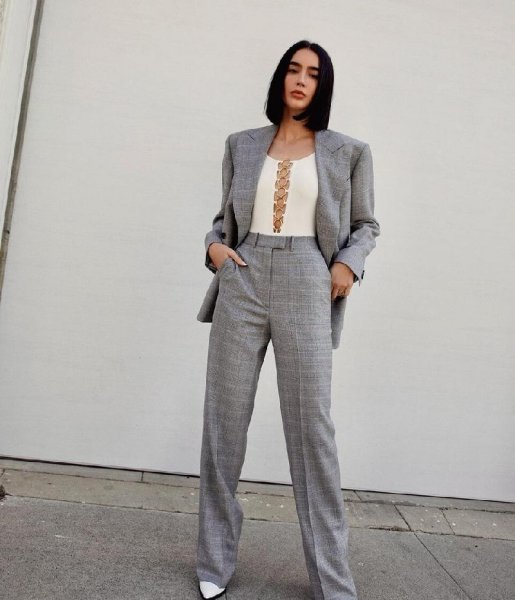 灰色裤子搭配什么颜色上衣