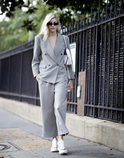 灰色裤子搭配什么颜色上衣