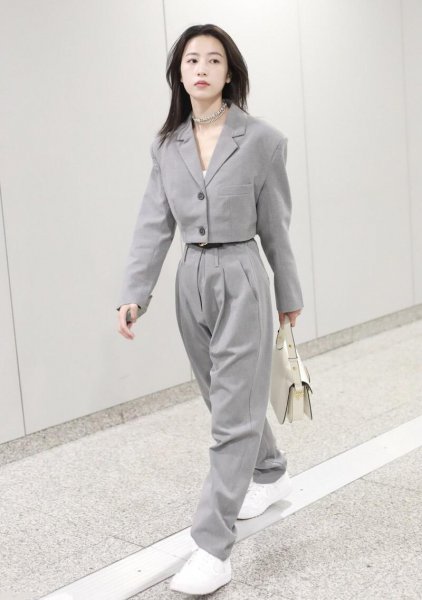 灰色裤子搭配什么颜色上衣