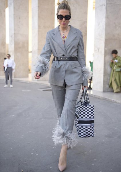 灰色裤子搭配什么颜色上衣