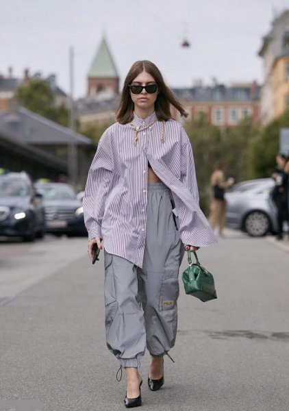 灰色裤子搭配什么颜色上衣