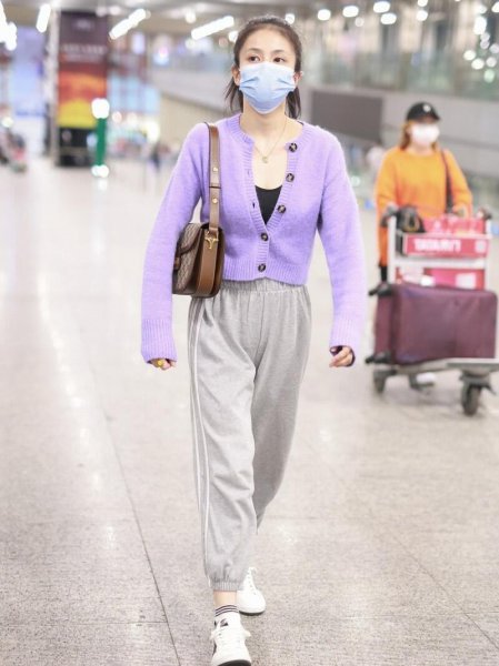 灰色裤子搭配什么颜色上衣