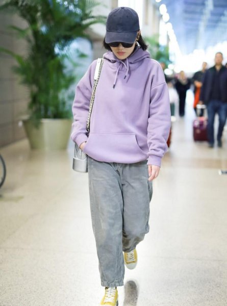 灰色裤子搭配什么颜色上衣