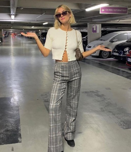 灰色裤子搭配什么颜色上衣