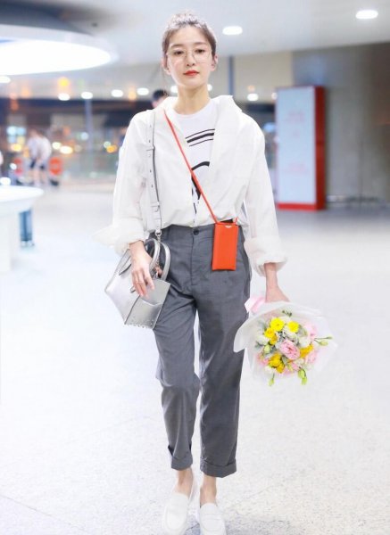 灰色裤子搭配什么颜色上衣