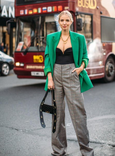 灰色裤子搭配什么颜色上衣