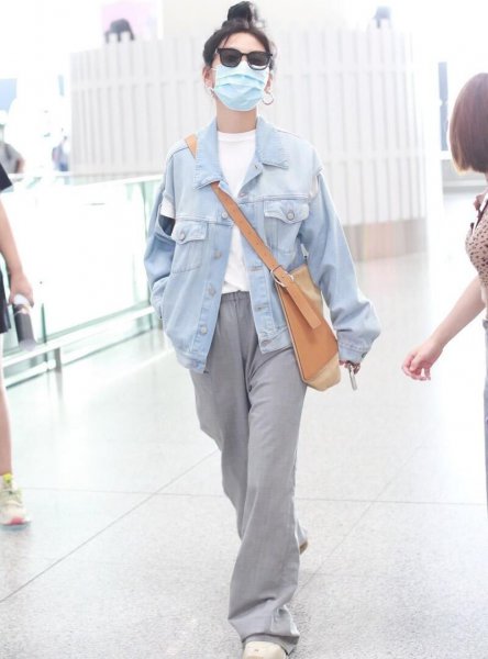 灰色裤子搭配什么颜色上衣