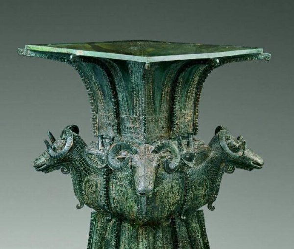 四羊方尊是哪个朝代的文物