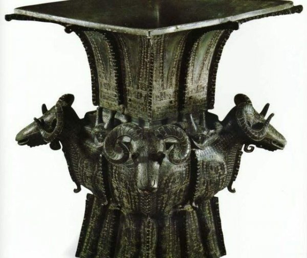 四羊方尊是哪个朝代的文物