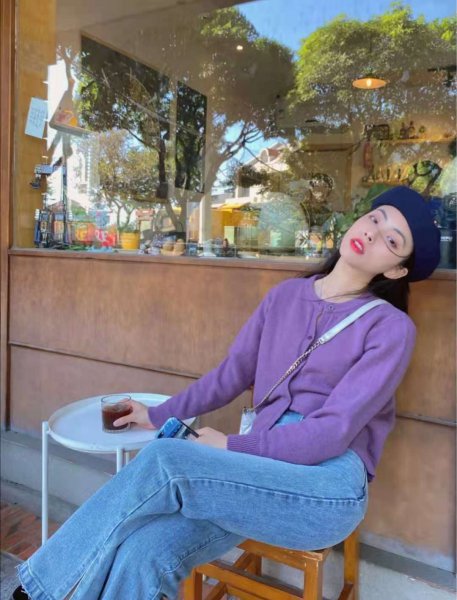 浅蓝色裤子配什么颜色上衣好看