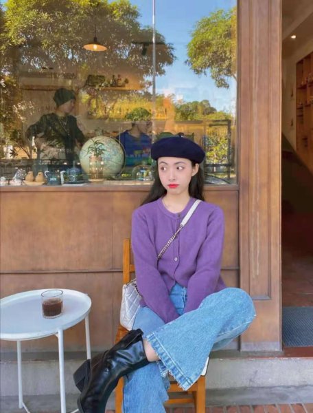 浅蓝色裤子配什么颜色上衣好看