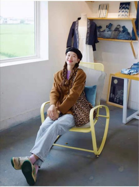 浅蓝色裤子配什么颜色上衣好看