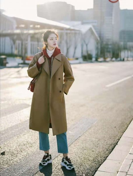 浅蓝色裤子配什么颜色上衣好看